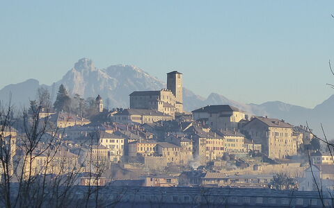 Casa Ines, Feltre: Costruzione, Parete, Cittadina, Tetto, Insediamento Umano, Urban Design, Mattina, Hill Station, Torre, Villaggio