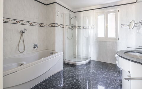 Villa Caroline, Private Pool and Seaview: Pavimentazione, Pavimento, Idraulico Fixture, Interior Design, Rubinetto, Idraulico, Bagno, Piastrella, Soffitto, Camera