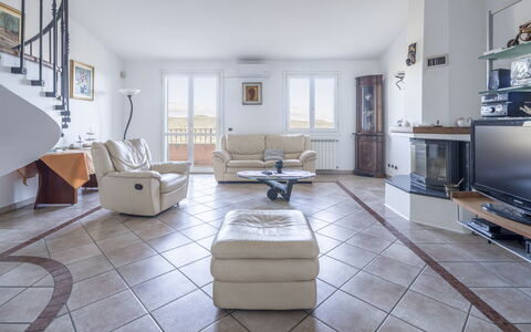 Villa Caroline, Private Pool and Seaview: Pavimentazione, Mobilia, Interior Design, Pavimento, Divano, Soggiorno, Soffitto, Camera, Appartamento