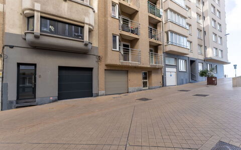 Florence with Private Garage: Costruzione, Finestra, Appartamento, Zona Residenziale, Città, Architettura, Quartiere, Facciata, Condominio, Urban Design