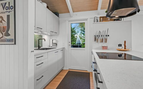 Edvard - 300M from the Sea: Cucina, Elettrodomestico Da Cucina, Controsoffitto, Pavimentazione, Apparecchio Major, Interior Design, Legna, Cabinetry, Pavimento, Elettrodomestico