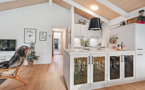 Edvard - 300M from the Sea: Interior Design, Pavimentazione, Legna, Mobilia, Soffitto, Cucina, Lampada, Controsoffitto, Pavimento, Cabinetry