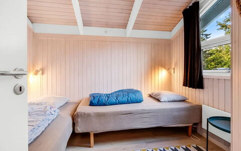 Edvard - 300M from the Sea: Legna, Interior Design, Pavimentazione, Soffitto, Pavimento, Camera Da Letto, Letto, Mobilia, Camera, Color Legno