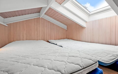 Edvard - 300M from the Sea: Legna, Camera Da Letto, Biancheria, Pavimento, Soffitto, Letto, Lenzuolo, Bedding, Color Legno, Attico