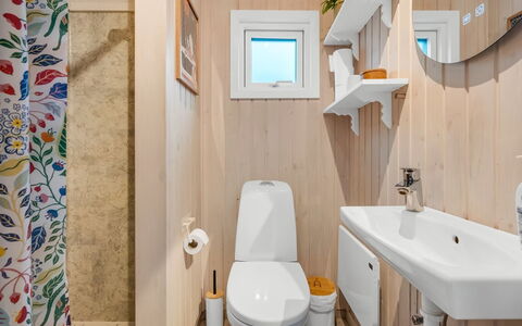Edvard - 300M from the Sea: Legna, Idraulico Fixture, Pavimentazione, Bagno, Gabinetto, Toilet Seat, Interior Design, Pavimento, Lavandino Del Bagno, Lavello