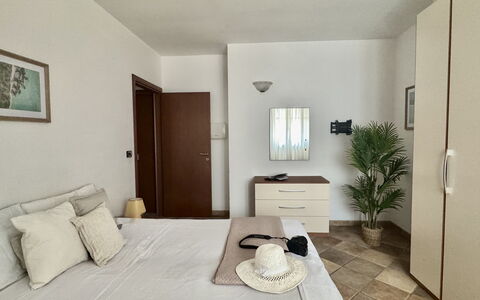 Casa Paola-connessione Starlink: Letto, Mobilia, Interior Design, Camera Da Letto, Pavimentazione, Pavimento, Parete, Lenzuolo, Legna, Bedding