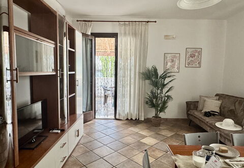 Casa Paola-connessione Starlink: Mobilia, Pavimentazione, Interior Design, Pavimento, Legna, Camera, Soggiorno, Illuminazione, Soffitto, Tavolo