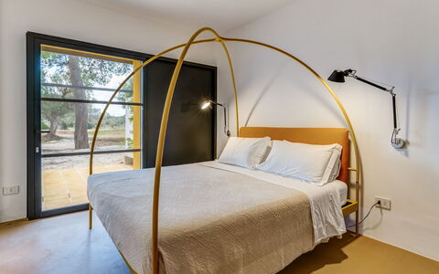 Villa Manè: Legna, Mobilia, Interior Design, Camera Da Letto, Illuminazione, Letto, Pavimento, Telaio Del Letto, Bedding, Lenzuolo