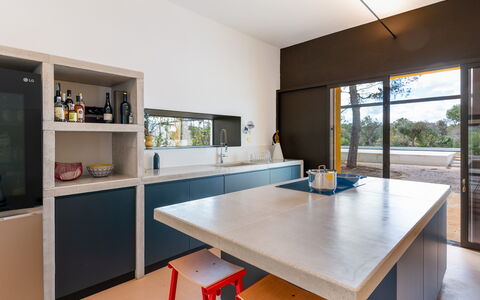 Villa Manè: Cucina, Controsoffitto, Interior Design, Mobilia, Pavimentazione, Legna, Cabinetry, Elettrodomestico Da Cucina, Soffitto, Illuminazione