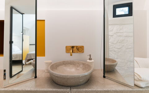 Villa Manè: Parete, Interior Design, Idraulico Fixture, Pavimentazione, Bagno, Specchio, Pavimento, Illuminazione, Idraulico, Rubinetto