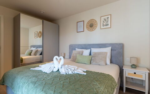 The Waves with Parking: Mobilia, Letto, Interior Design, Pavimentazione, Pavimento, Camera Da Letto, Camera, Lenzuolo, Legna, Bedding