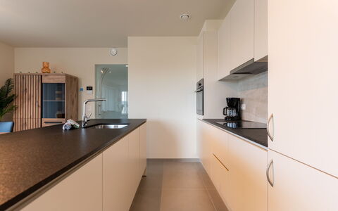 The Waves with Parking: Cucina, Controsoffitto, Interior Design, Pavimentazione, Legna, Pavimento, Cabinetry, Soffitto, Lampada, Elettrodomestico Da Cucina