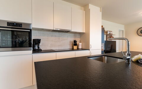 The Waves with Parking: Cucina, Controsoffitto, Elettrodomestico Da Cucina, Cabinetry, Interior Design, Pavimentazione, Apparecchio Major, Lavandino Della Cucina, Lavello, Rubinetto