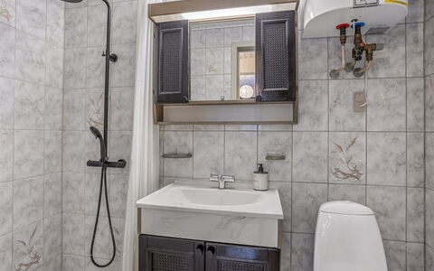 Sheyla - 70M from the Sea: Idraulico Fixture, Lavello, Lavandino Del Bagno, Interior Design, Pavimentazione, Bagno, Pavimento, Rubinetto, Gabinetto, Toilet Seat