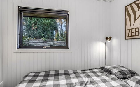 Sheyla - 70M from the Sea: Parete, Legna, Camera Da Letto, Interior Design, Soffitto, Lenzuolo, Bedding, Letto, Pavimento, Biancheria