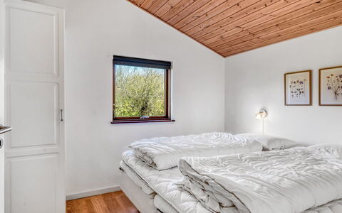 Jaane - 250M to the Fjord: Legna, Camera Da Letto, Letto, Lenzuolo, Casa, Bedding, Interior Design, Soffitto, Telaio Del Letto, Latifoglie