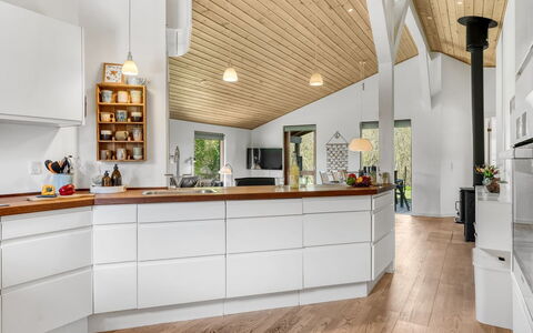 Jaane - 250M to the Fjord: Pavimentazione, Cucina, Controsoffitto, Legna, Interior Design, Mobilia, Pavimento, Elettrodomestico Da Cucina, Cabinetry, Pavimento In Legno
