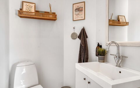 Jaane - 250M to the Fjord: Parete, Idraulico Fixture, Interior Design, Bagno, Pavimentazione, Pavimento, Rubinetto, Lavello, Idraulico, Lavandino Del Bagno