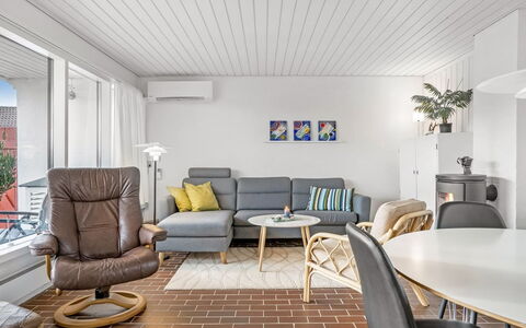 Ketilbiorn - 700M from the Sea: Mobilia, Interior Design, Pavimentazione, Pavimento, Legna, Soffitto, Divano, Soggiorno, Pavimento In Legno, Illuminazione