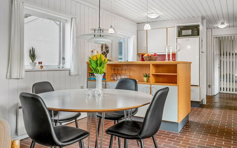 Ketilbiorn - 700M from the Sea: Interior Design, Pavimentazione, Legna, Mobilia, Soffitto, Pavimento, Cucina & Sala Da Pranzo Tavolo, Casa, Lampada, Sala Da Pranzo