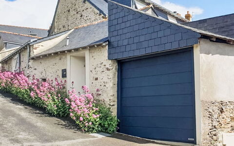 Les Goganes: Calcestruzzo, Driveway, Box Auto, Porta Del Garage, Raccordo, Cancello