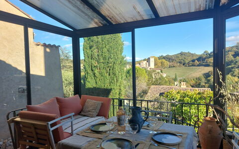 Mon Coua: Porta, Balcone, Sedia, Mobili Da Esterno, Cortile, Driveway, Pianta Della Casa, Cortile, Passerella, Vaso Di Fiori