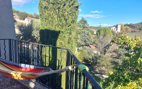 Mon Coua: Porta, Balcone, Sedia, Mobili Da Esterno, Cortile, Driveway, Pianta Della Casa, Cortile, Passerella, Vaso Di Fiori