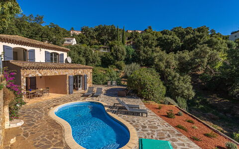 Villa du Canadel: Porta, Balcone, Sedia, Mobili Da Esterno, Cortile, Driveway, Pianta Della Casa, Cortile, Passerella, Vaso Di Fiori