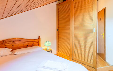Mansarda Pineta: Legna, Pavimento, Interior Design, Letto, Mobilia, Soffitto, Camera Da Letto, Pavimentazione, Lenzuolo, Camera
