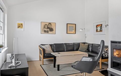 Albine - 500M from the Sea: Mobilia, Pavimentazione, Interior Design, Pavimento, Legna, Divano, Appartamento, Soggiorno, Soffitto, Camera