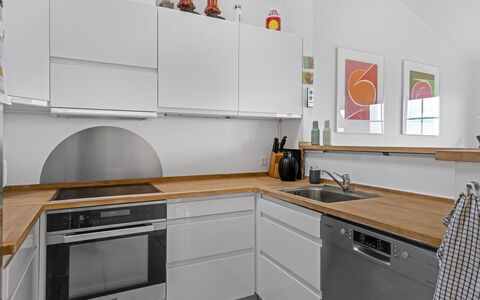 Albine - 500M from the Sea: Pavimentazione, Cucina, Controsoffitto, Interior Design, Elettrodomestico Da Cucina, Legna, Apparecchio Major, Pavimento, Cabinetry, Mobilia