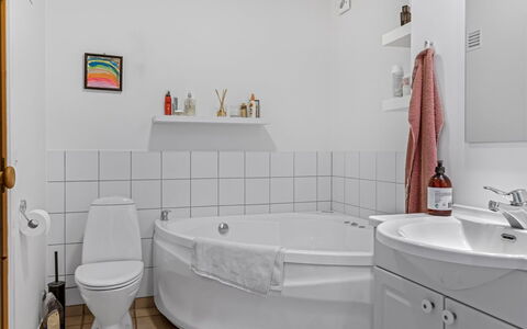 Albine - 500M from the Sea: Interior Design, Pavimentazione, Idraulico Fixture, Pavimento, Bagno, Soffitto, Idraulico, Gabinetto, Camera, Lavello
