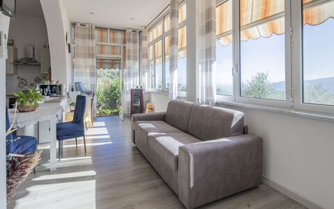 Casa di Bruna Seaview, Albenga: Mobilia, Interior Design, Pavimentazione, Legna, Pavimento, Divano, Tavolo, Sedia, Camera, Soggiorno