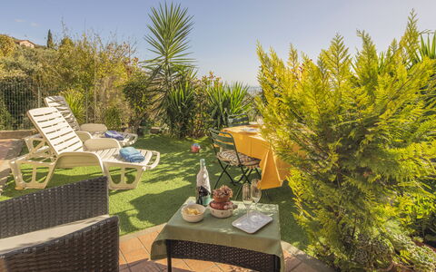Casa di Bruna Seaview, Albenga: Arbusto, Mobili Da Esterno, Mobilia, Giardino, Eco Hotel, Sedia, Landscaping, Ricorrere, Cortile, Tavolo Esterno