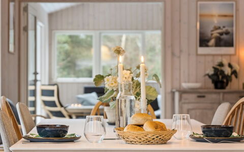 Amitola - 800M from the Sea: Mobilia, Legna, Interior Design, Tavolo, Sala Da Pranzo, Cucina & Sala Da Pranzo Tavolo, Pavimentazione, Sedia, Tavola, Pavimento