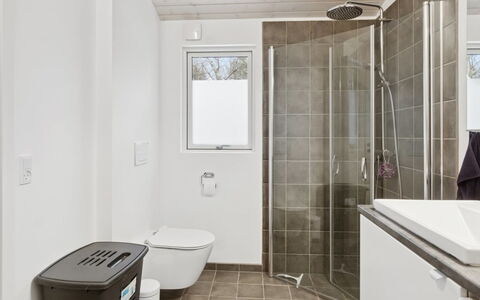 Amitola - 800M from the Sea: Pavimentazione, Parete, Pavimento, Idraulico Fixture, Interior Design, Legna, Soffitto, Lavello, Idraulico, Bagno