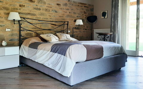 Villa Pietra With Pool On Piemonte Hills: Mobilia, Letto, Camera Da Letto, Bedding, Interior Design, Lenzuolo, Pavimentazione, Legna, Pavimento, Biancheria