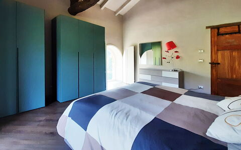 Villa Pietra With Pool On Piemonte Hills: Camera Da Letto, Interior Design, Mobilia, Pavimentazione, Letto, Legna, Pavimento, Lenzuolo, Soffitto, Bedding