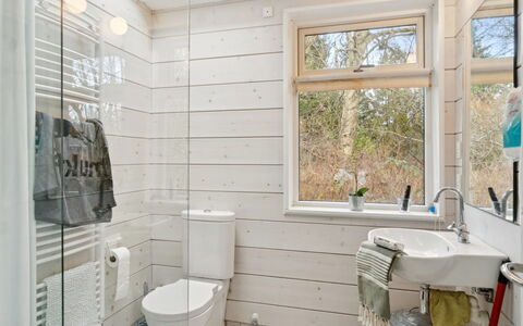 Ellenora - 1.7Km from the Sea: Parete, Pavimentazione, Interior Design, Legna, Idraulico Fixture, Pavimento, Soffitto, Bagno, Toilet Seat, Casa