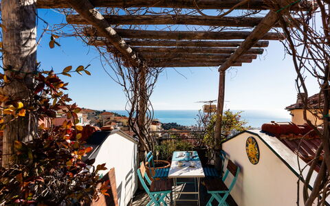 Terrazza con Glicine: Balcone, Sedia, Mobili Da Esterno, Tavolo Esterno, Eco Hotel, Pianta Della Casa