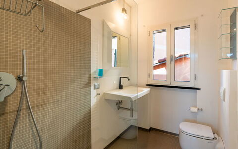 Terrazza con Glicine: Idraulico Fixture, Bagno, Pavimentazione, Pavimento, Interior Design, Lavello, Rubinetto, Lavandino Del Bagno, Idraulico, Soffitto