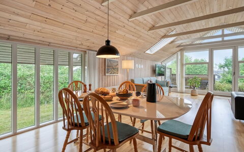Athislus - 1.1Km from the Sea: Pavimentazione, Interior Design, Legna, Mobilia, Soffitto, Pavimento In Legno, Pavimento, Lampada, Cucina & Sala Da Pranzo Tavolo, Sala Da Pranzo
