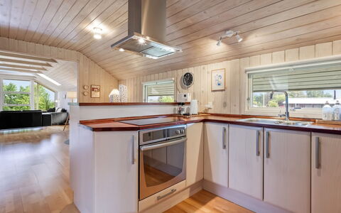 Athislus - 1.1Km from the Sea: Legna, Pavimentazione, Soffitto, Interior Design, Pavimento, Pavimento In Legno, Cucina, Controsoffitto, Casa, Elettrodomestico Da Cucina