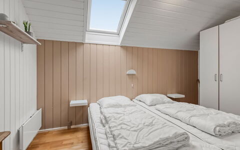 Athislus - 1.1Km from the Sea: Camera Da Letto, Legna, Pavimento, Pavimentazione, Letto, Interior Design, Soffitto, Lenzuolo, Bedding, Camera