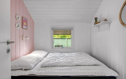 Athislus - 1.1Km from the Sea: Camera Da Letto, Legna, Letto, Lenzuolo, Bedding, Interior Design, Pavimento, Telaio Del Letto, Casa, Soffitto