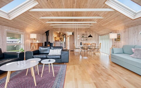 Athislus - 1.1Km from the Sea: Legna, Soffitto, Interior Design, Casa, Pavimento In Legno, Latifoglie, Lampada, Soggiorno, Plank, Cucina & Sala Da Pranzo Tavolo