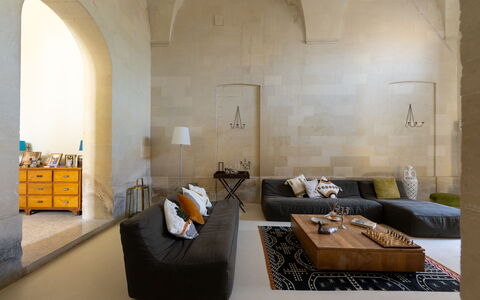 Palazzo Villani Lubelli: Mobilia, Interior Design, Parete, Pavimentazione, Pavimento, Divano, Soggiorno, Soffitto, Camera, Illuminazione