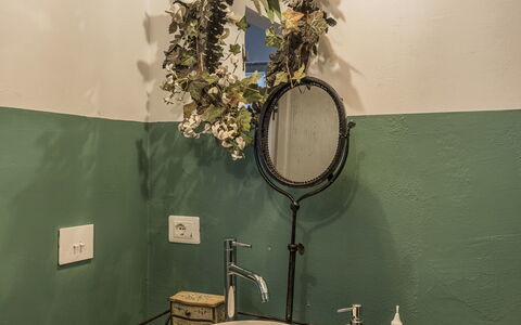 Villa Chiovada: Lavandino Del Bagno, Interior Design, Idraulico Fixture, Lampada, Illuminazione, Idraulico, Lavello, Rubinetto, Bagno, Specchio
