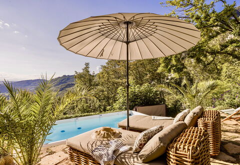 Villa Chiovada: Mobili Da Esterno, Mobilia, Ombrello, Ricorrere, Shade, Eco Hotel, Sedia, Piscina, Tempo Libero, Lettino