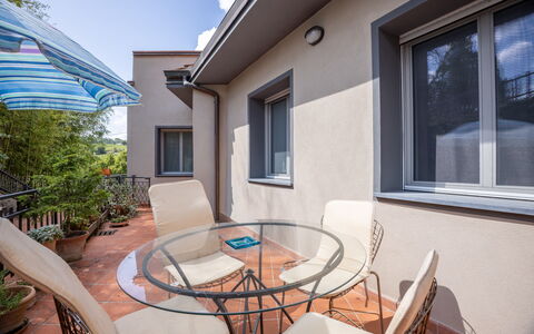 Il Ferrone Apartment with Garden - Greve in Chiant: Casa, Mobilia, Appartamento, Sedia, Balcone, Shade, Illuminazione Diurna, Color Legno, Pianta Della Casa, Mobili Da Esterno
